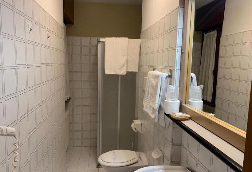 חדר אקונומי, Ferrovia