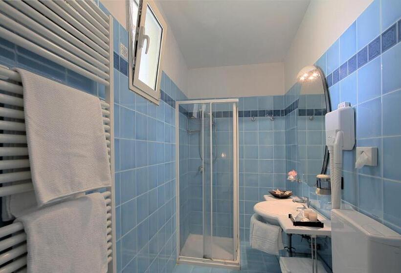 חדר סטנדרט לשלושה, Flora