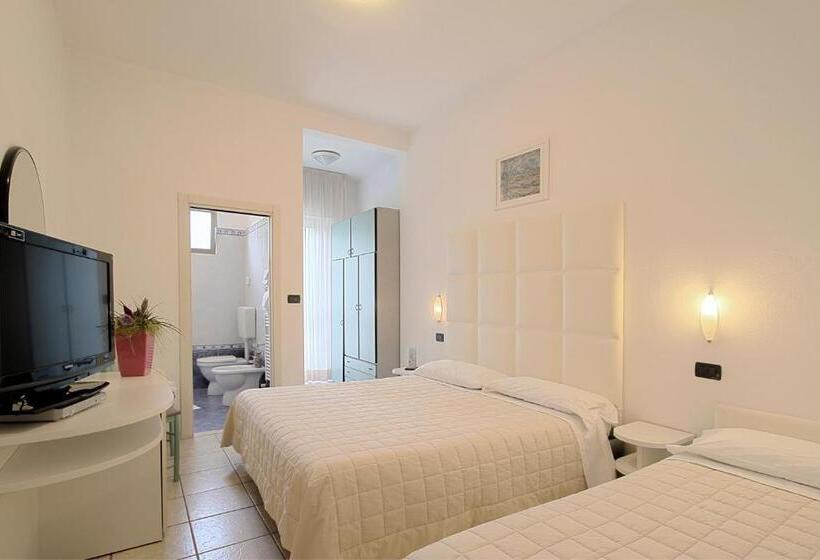 חדר סטנדרט לשלושה, Flora