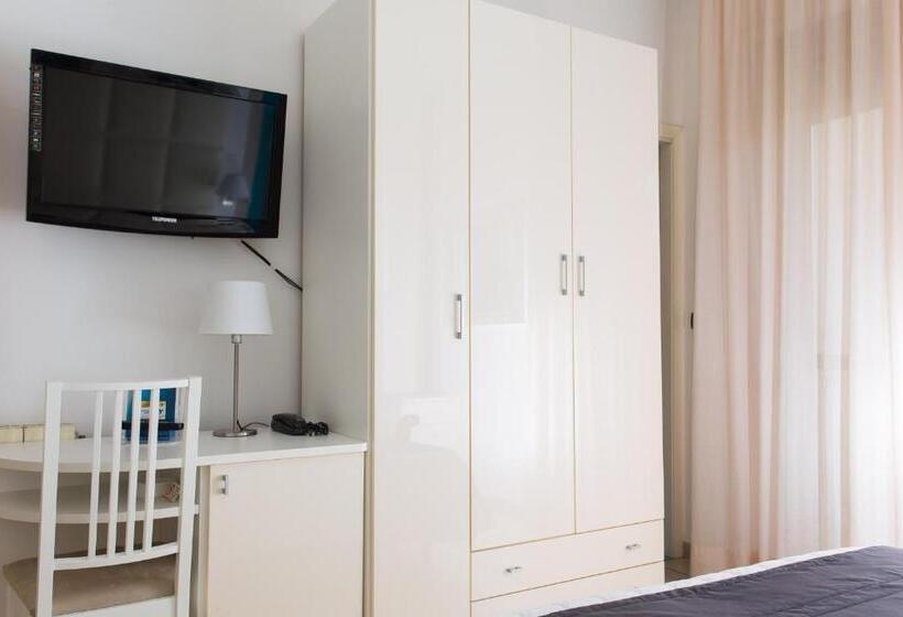 חדר סטנדרט לשלושה, Flora