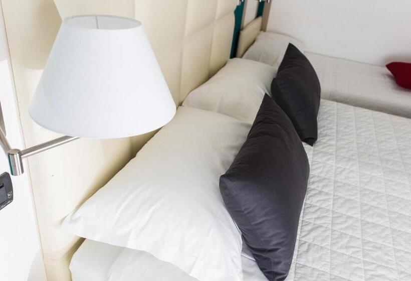 חדר סטנדרט לשלושה, Flora