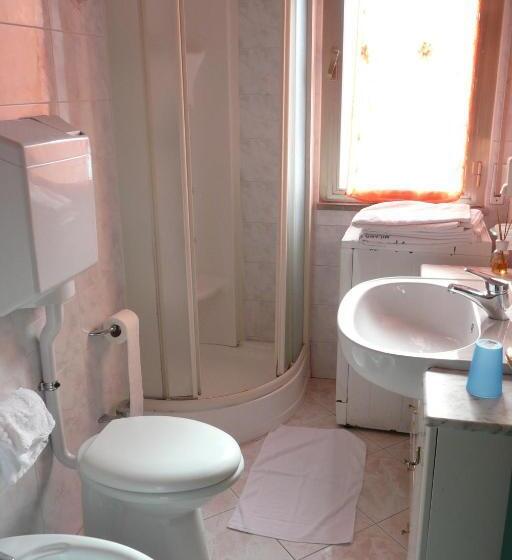 דירת שני חדרים, Flora