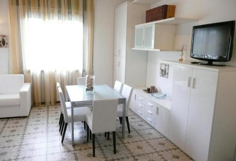 דירת שני חדרים, Flora