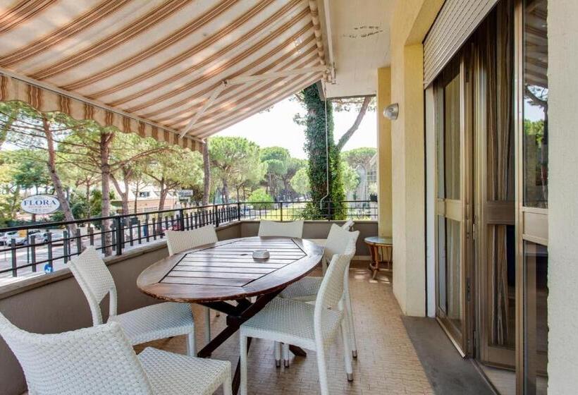 דירת שני חדרים, Flora