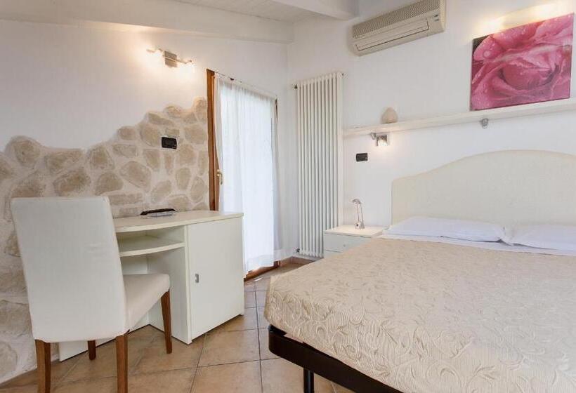 סטודיו סטנדרט עם מרפסת, Flora