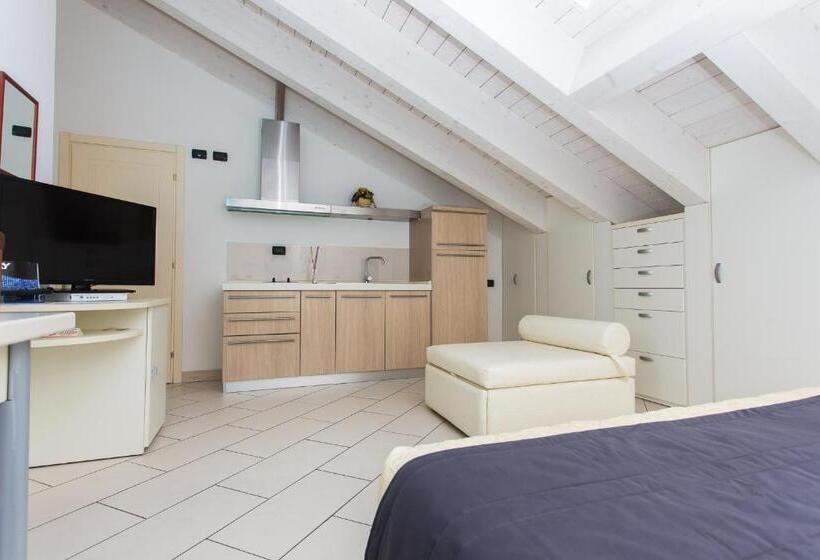 סטודיו סטנדרט עם מרפסת, Flora