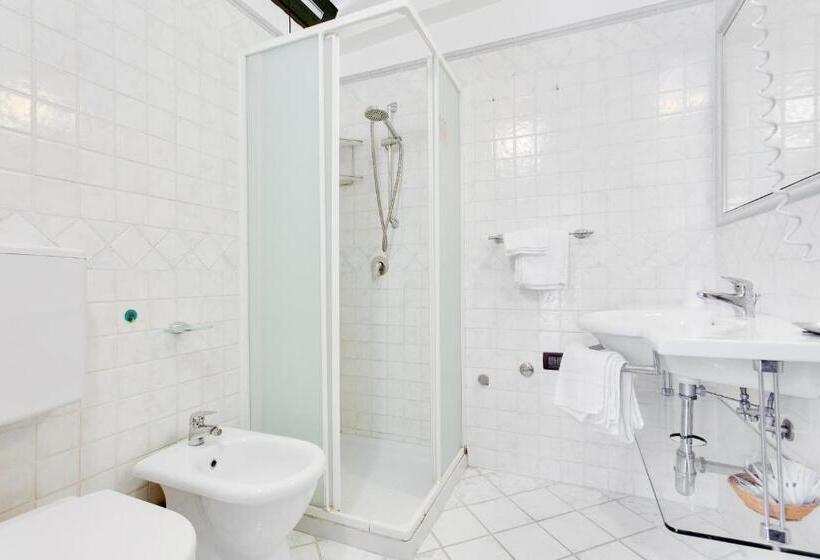 דירת חדר, Flora