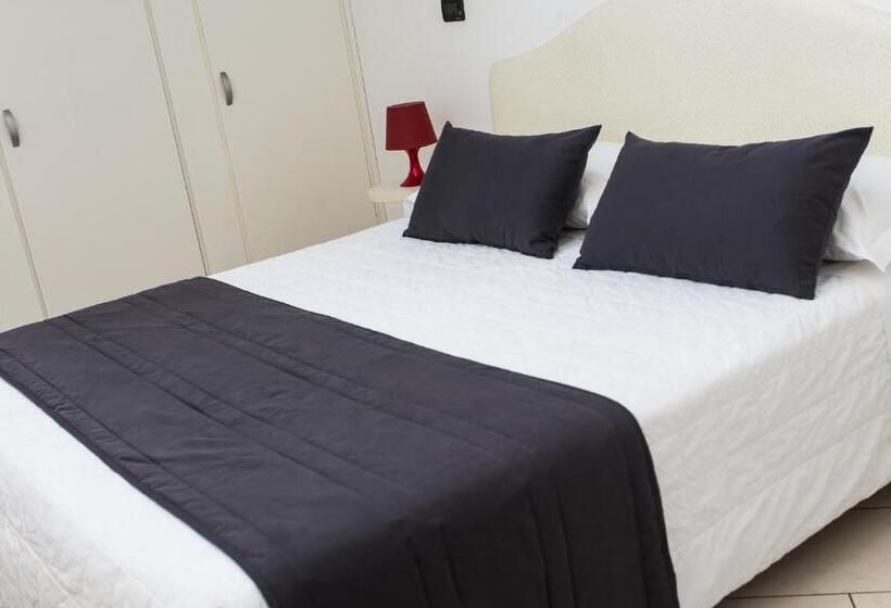 דירת חדר, Flora