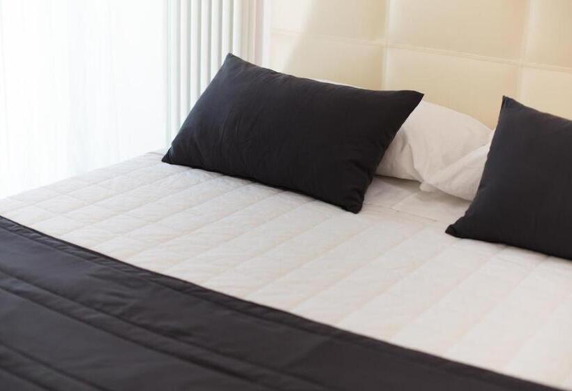 דירת חדר, Flora