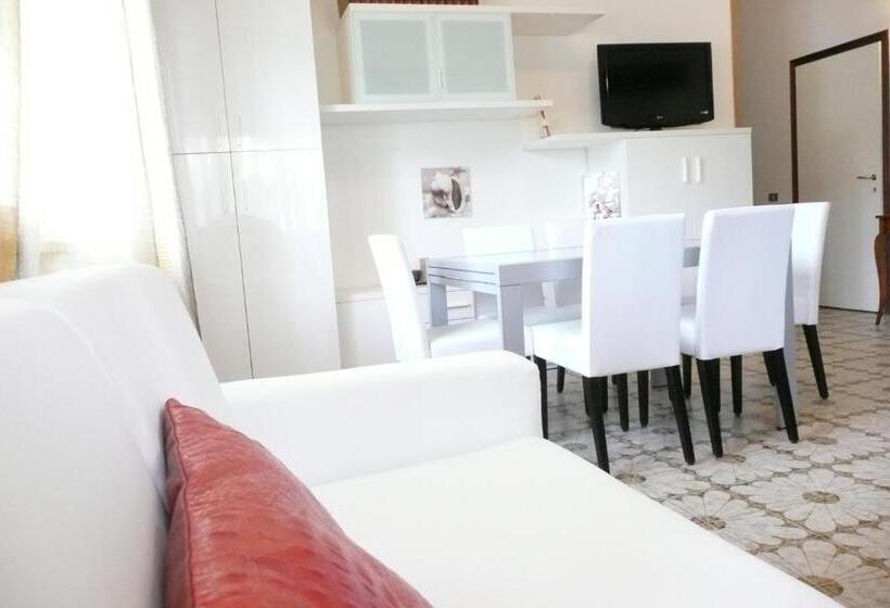 דירת שני חדרים, Flora