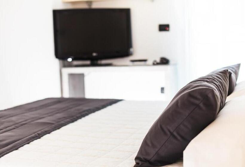 דירת חדר, Flora