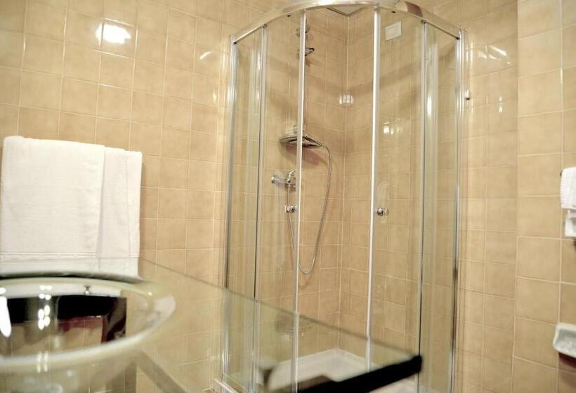 غرفة إقتصادية ثلاثية, Forum Palace