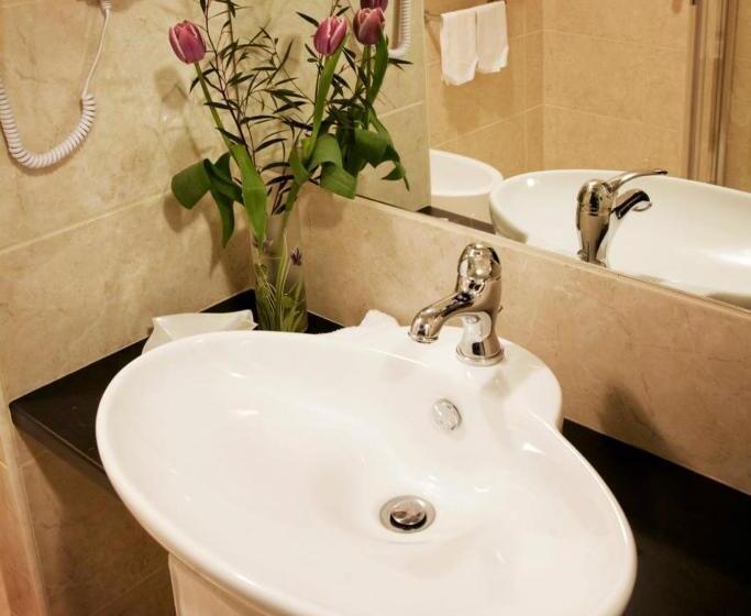 جناح جونيور, Forum Palace