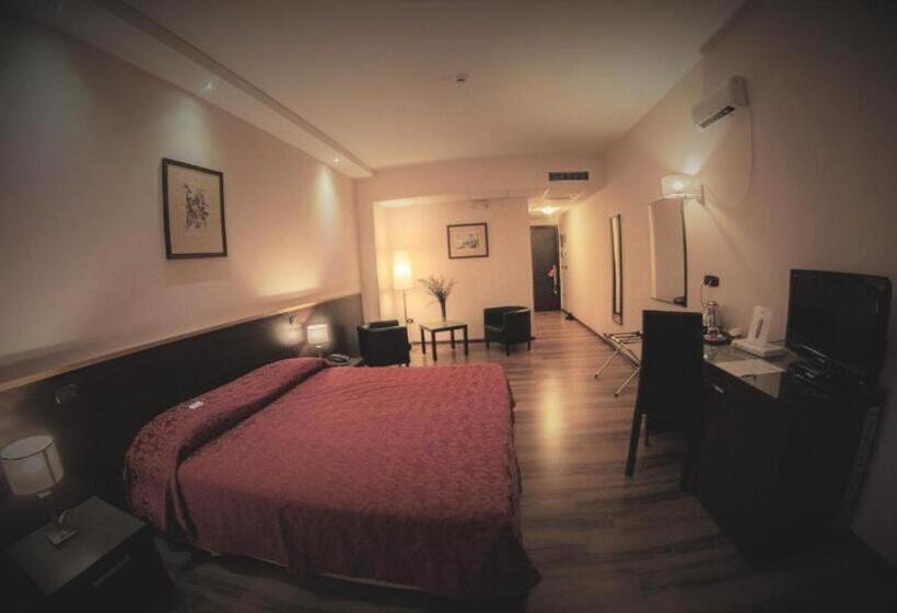 جناح جونيور, Forum Palace