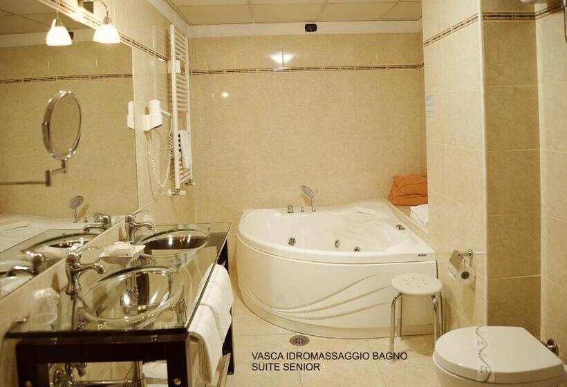 جناح, Forum Palace