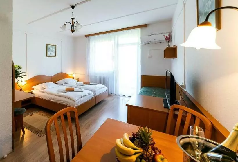 Standard Kolmen Hengen Huone, Napfeny