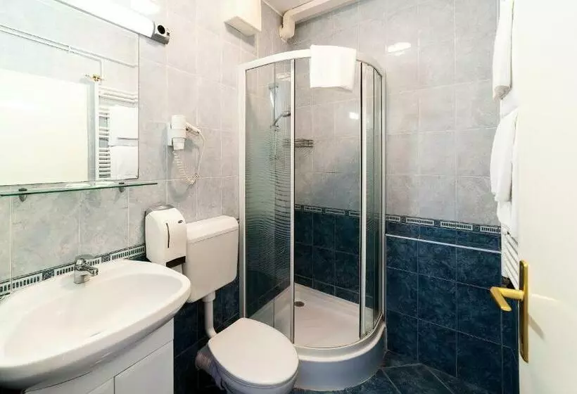 Standard Kolmen Hengen Huone, Napfeny