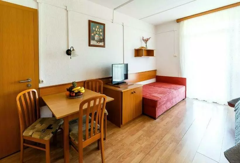 Standard Kolmen Hengen Huone, Napfeny