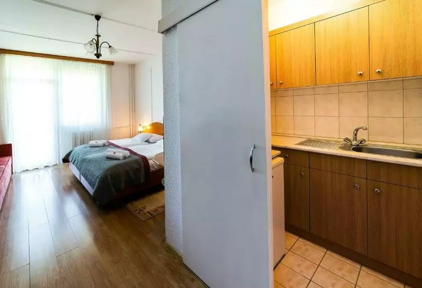 Standard Kolmen Hengen Huone, Napfeny