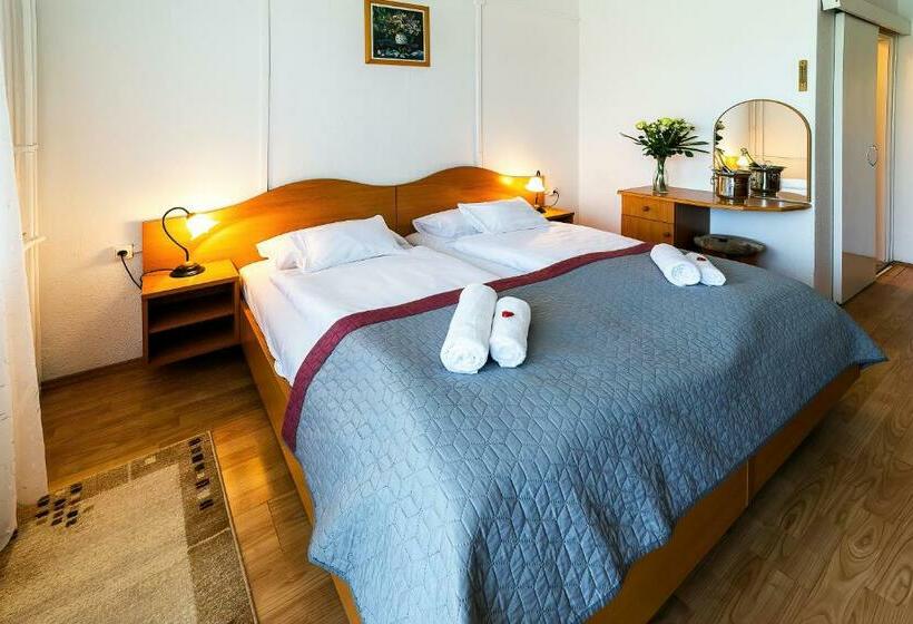 חדר סטנדרט לשלושה, Napfeny