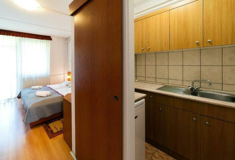 חדר סופריור לשלושה, Napfeny