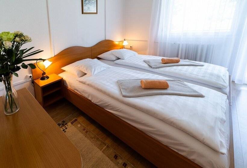 חדר סופריור, Napfeny