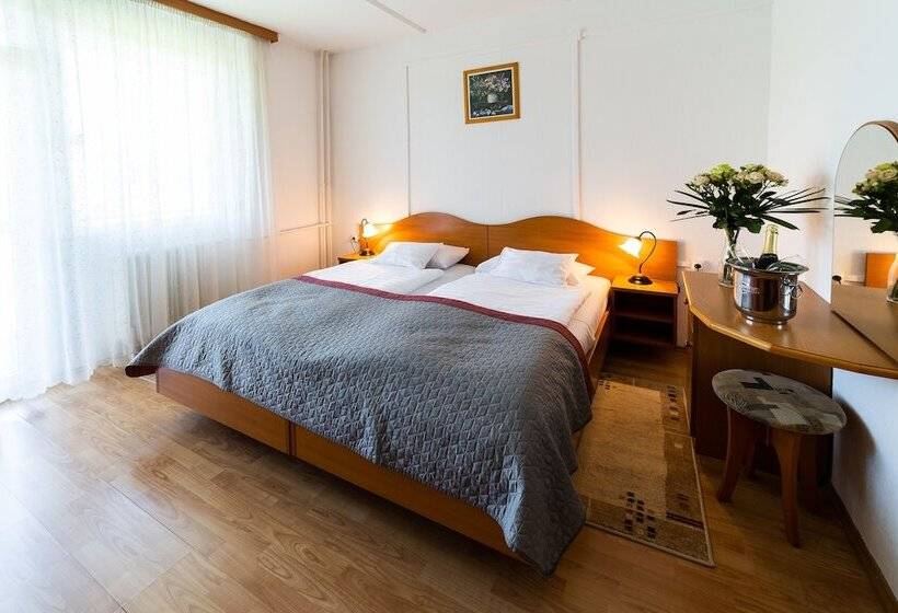 חדר סופריור, Napfeny