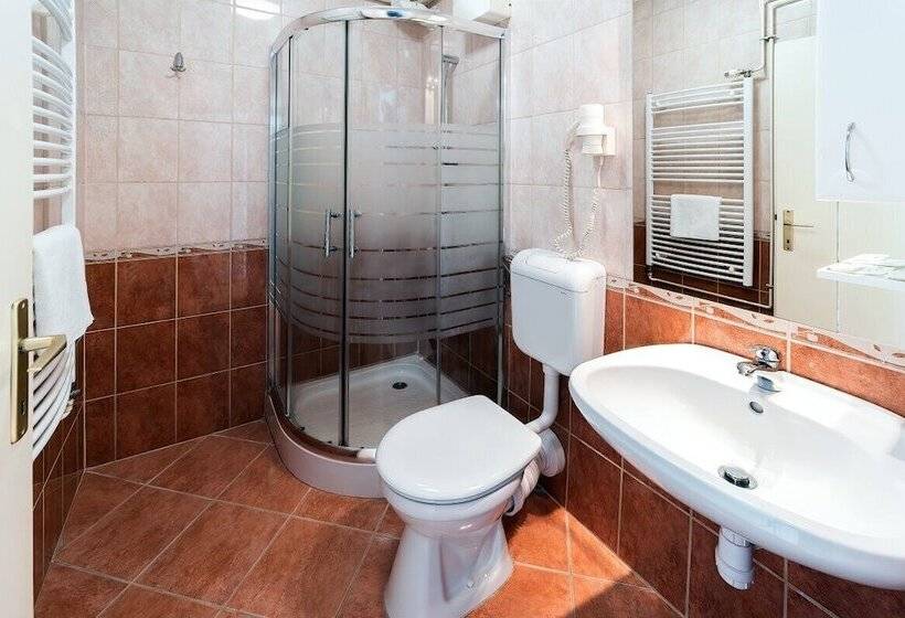 חדר סופריור לשלושה, Napfeny