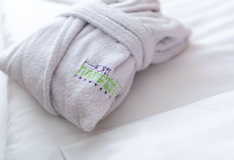 חדר סופריור לשלושה, Napfeny