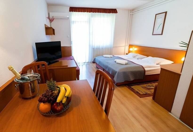 חדר סופריור לשלושה, Napfeny