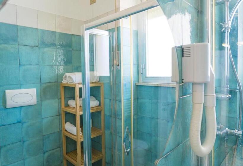 غرفة عائلية مطلّة علي البحر, Orsa Maggiore