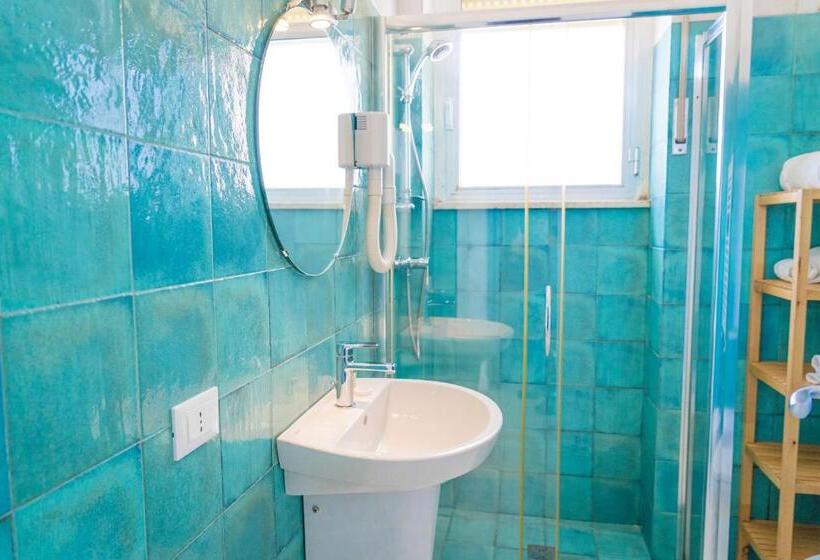 غرفة عائلية مطلّة علي البحر, Orsa Maggiore