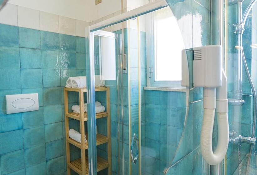 غرفة عائلية مطلّة علي البحر, Orsa Maggiore