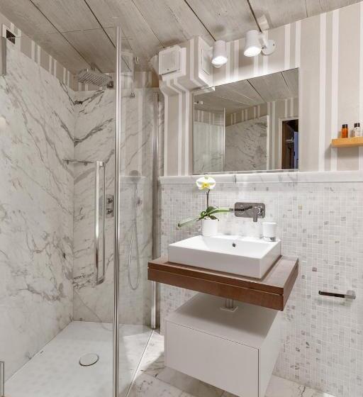 חדר סטנדרט לשלושה, Pironi