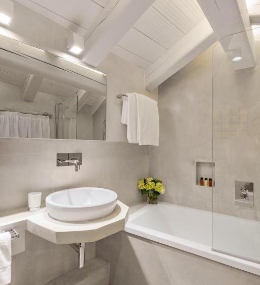 חדר סטנדרט לשלושה, Pironi