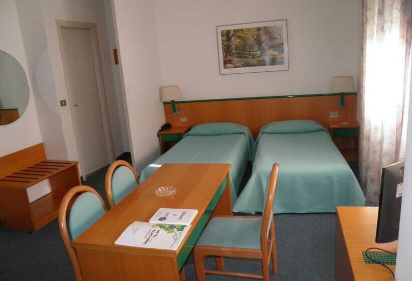 חדר סטנדרט לשלושה, Ramoverde