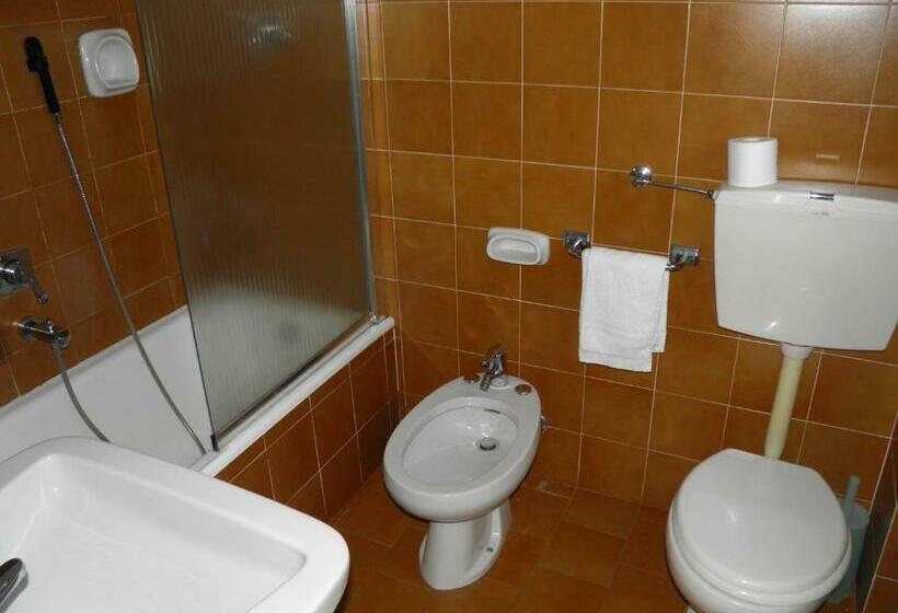 חדר סטנדרט לשלושה, Ramoverde