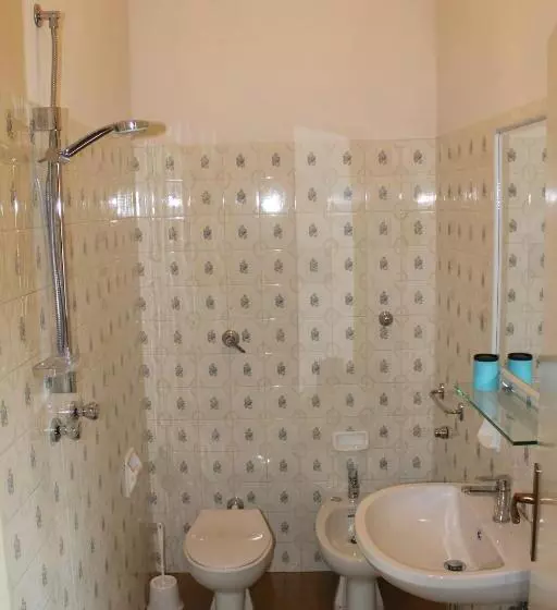 Standard Neljän Hengen Huone Parveke, Residence Ponente