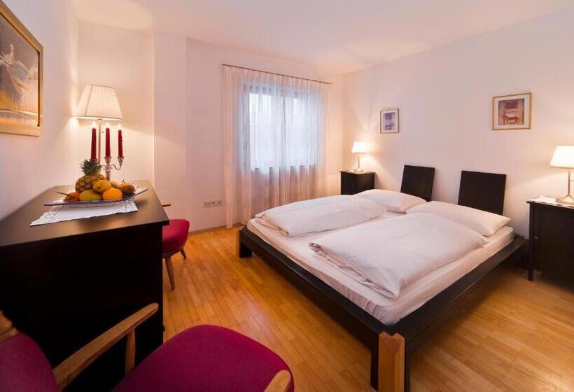 1階の1ベッドルームアパートメント, Rudolf