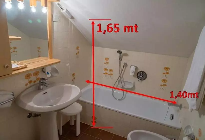 Economy Triple Room, Sporthotel Europa Sul Lago