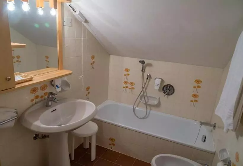 Economy Triple Room, Sporthotel Europa Sul Lago