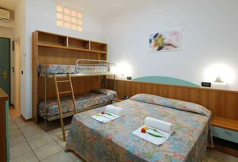 غرفة عائلية مطلّة علي البحر, Sporting