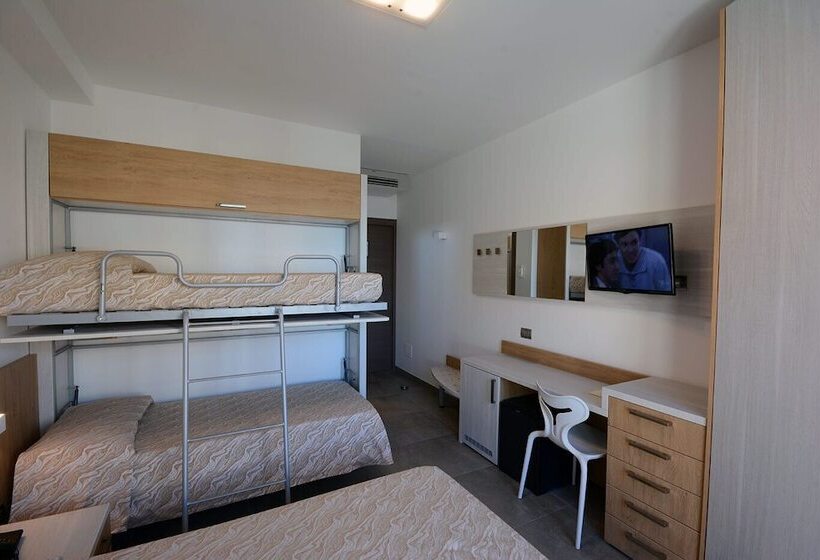 غرفة عائلية مطلّة علي البحر, Sporting