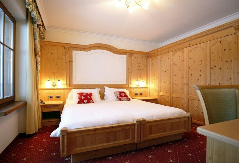 スーペリアの4人部屋, Th Corvara Greif