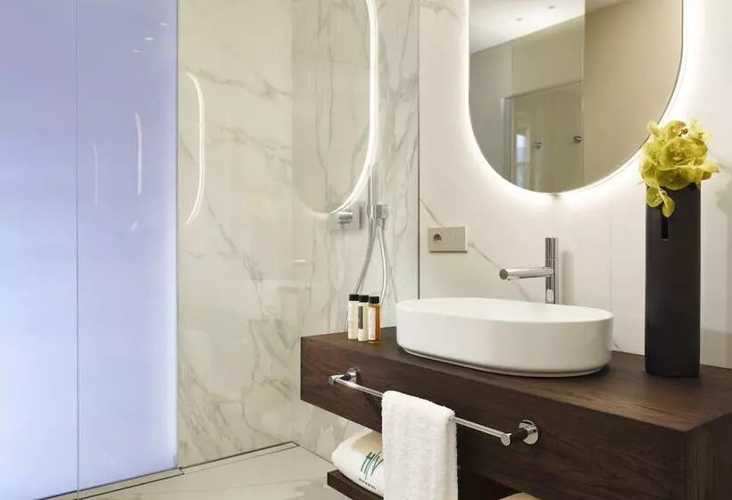 سوییت جونیور با چشم‌انداز دریاچه, Grand Hotel Victoria Concept & Spa, By R Collection Hotels