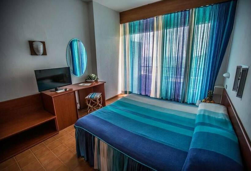 חדר סטנדרט לשלושה עם נוף לגינה, Capo Est