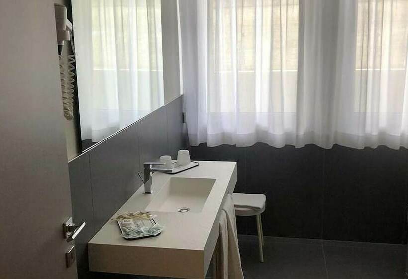 חדר סטנדרט לשלושה עם נוף לגינה, Capo Est