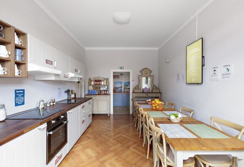 اتاق استاندارد یک نفره, Azzi