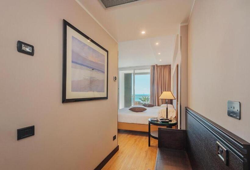 Трехместный Номер Стандарт с Балконом, Excelsior