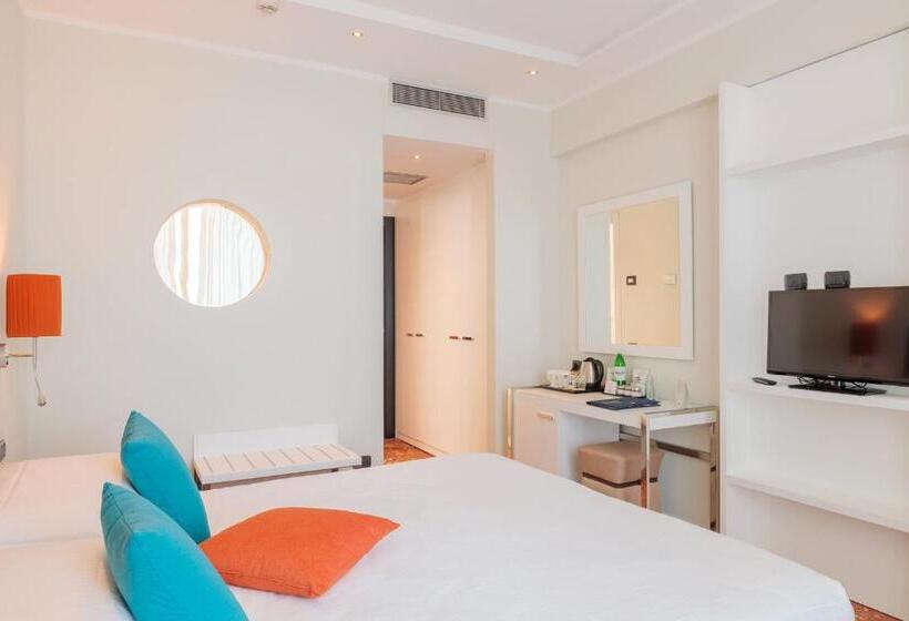 Трехместный Номер Стандарт с Балконом, Excelsior